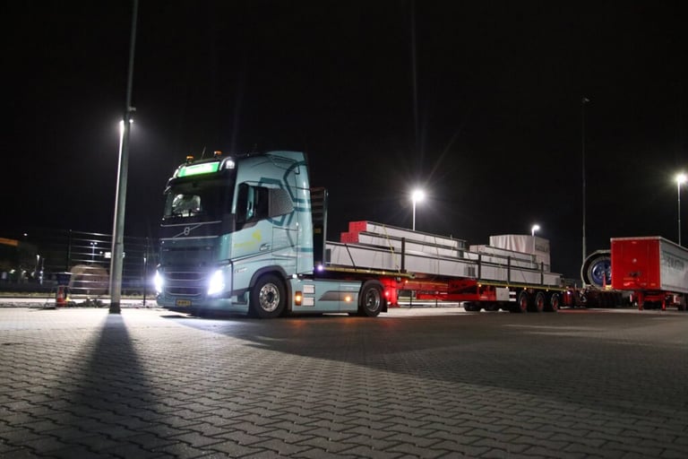Elektrische vrachtwagen geladen met bouwmaterialen nacht
