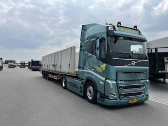 Elektrische vrachtwagen met beton