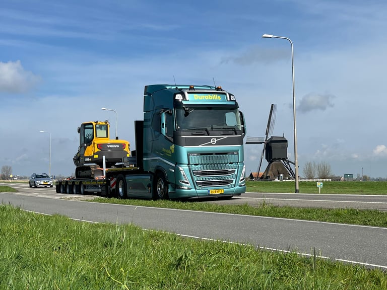 Elektrische vrachtwagen onderweg met bouwmachine (4)