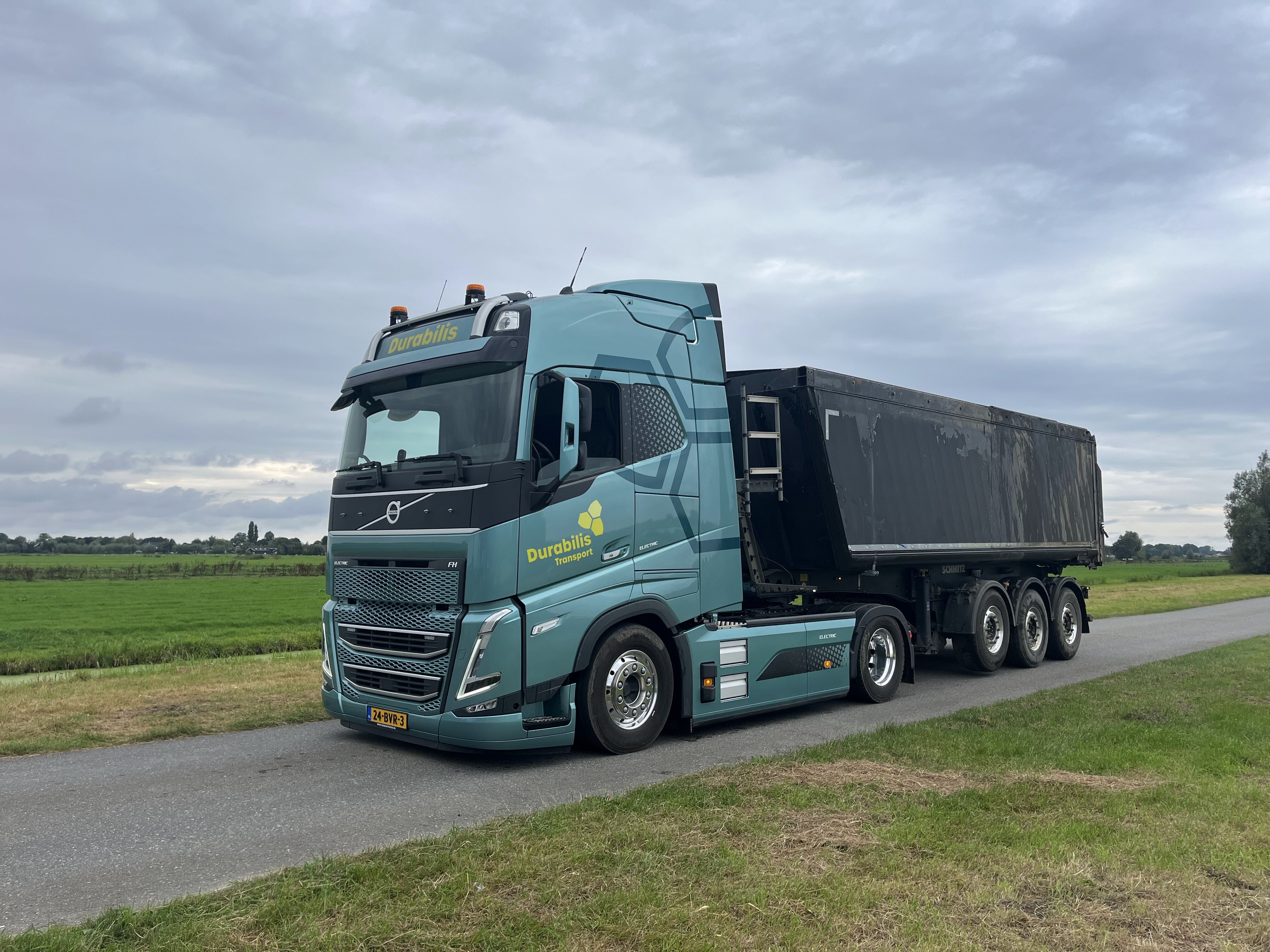 Elektrische vrachtwagen onderweg met container