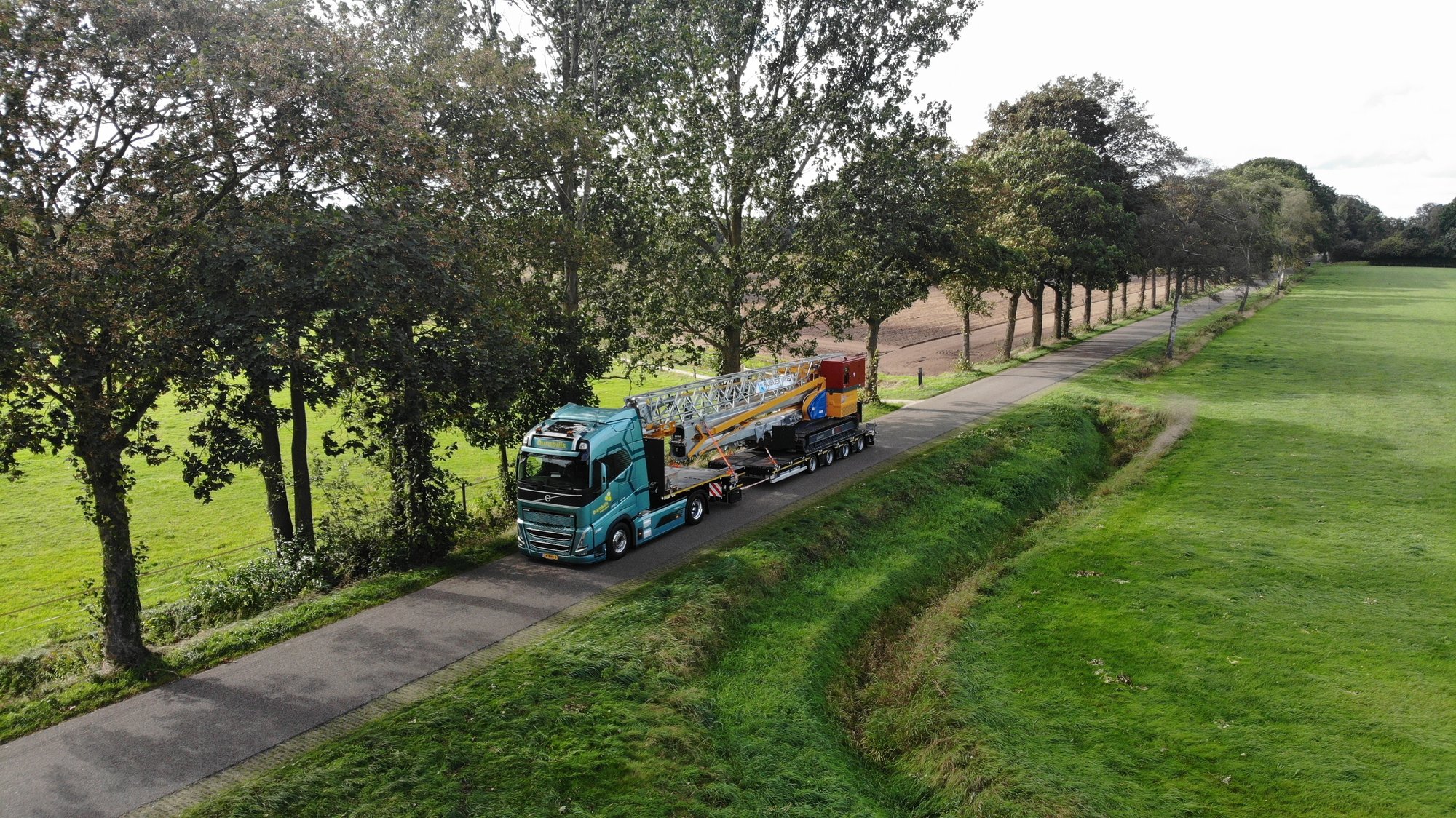 Elektrische vrachtwagen onderweg vanaf boven