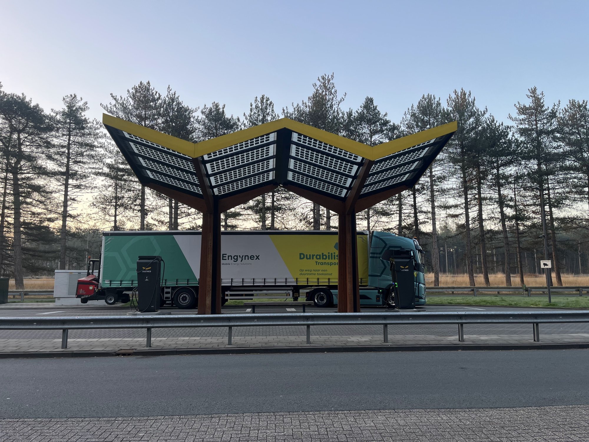 Elektrische vrachtwagen opladen zijkant