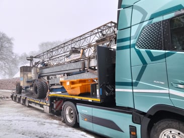 Elektrische vrachtwagen zijkant sneeuw