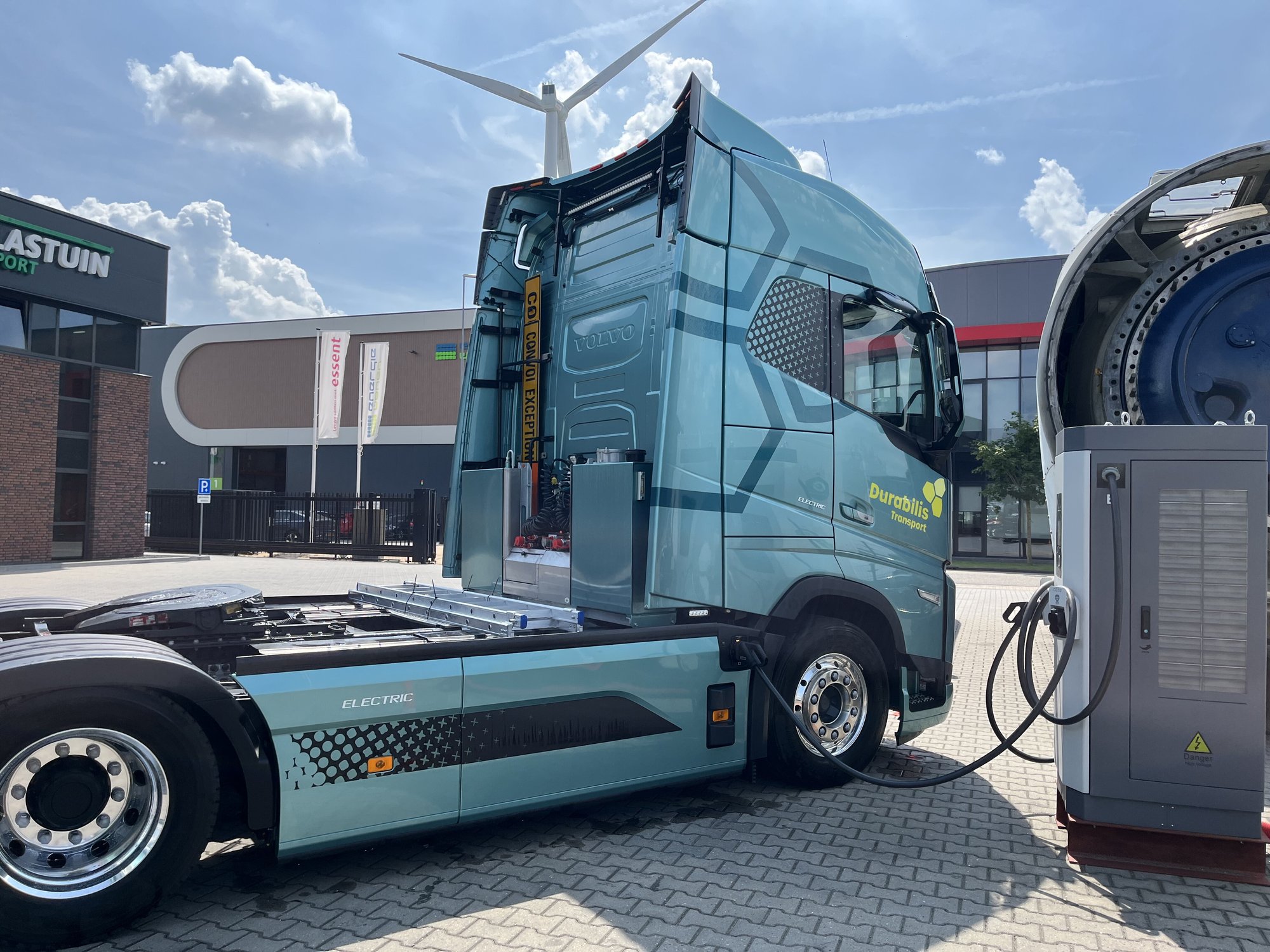 Opladen elektrische vrachtwagen zonder oplegger