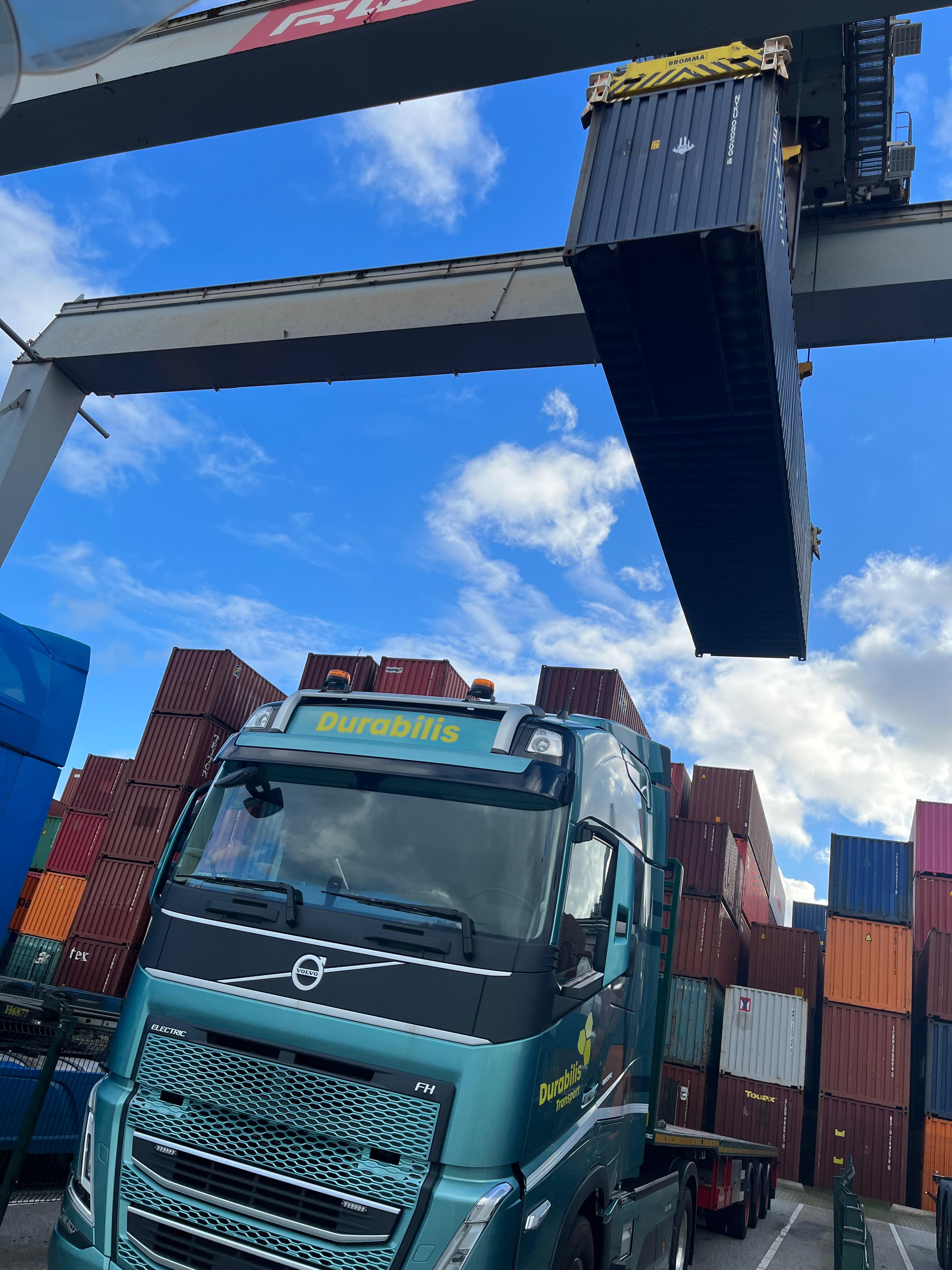 Transport van een grote zeecontainer