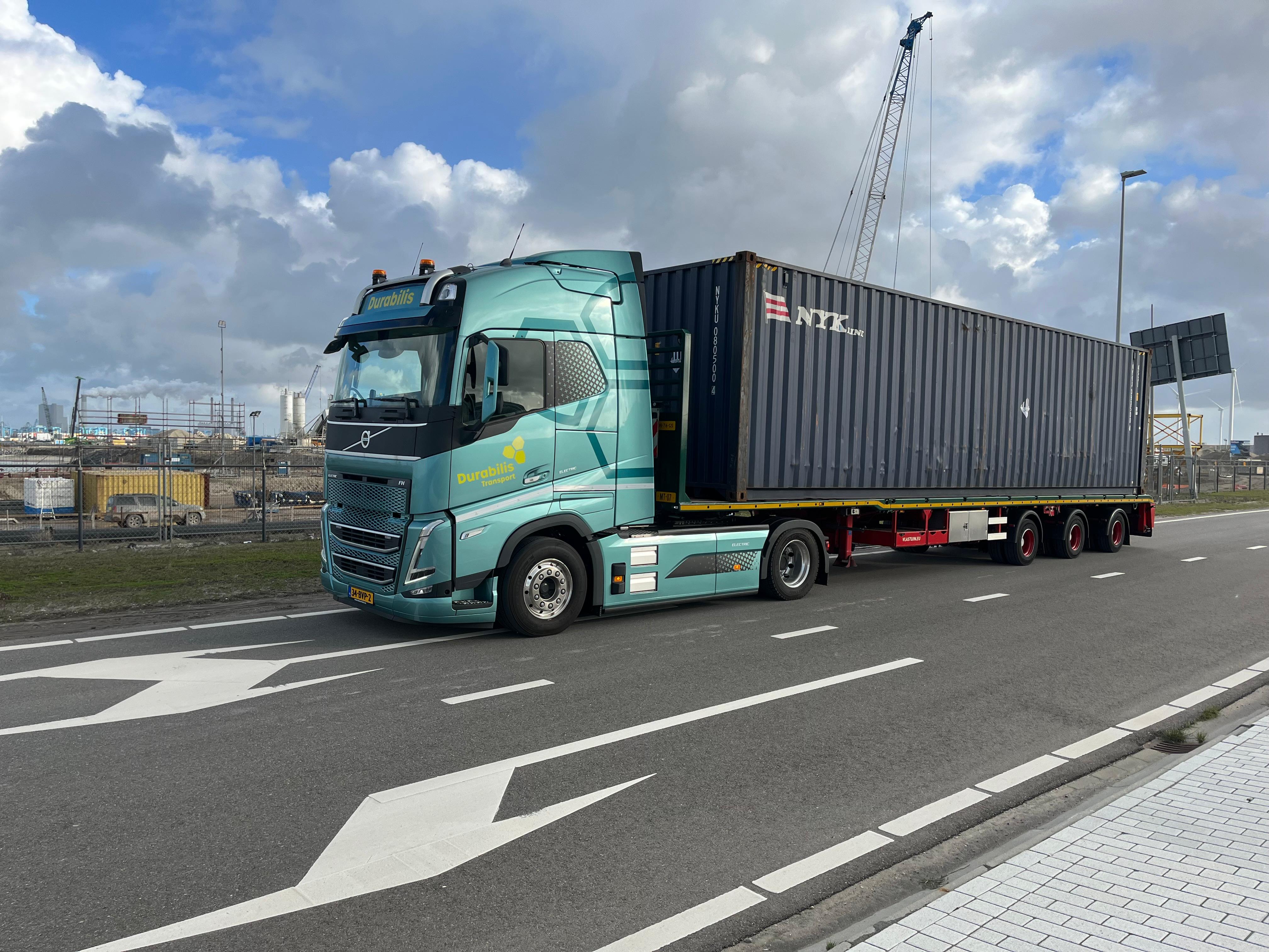 Transport van een grote zeecontainer