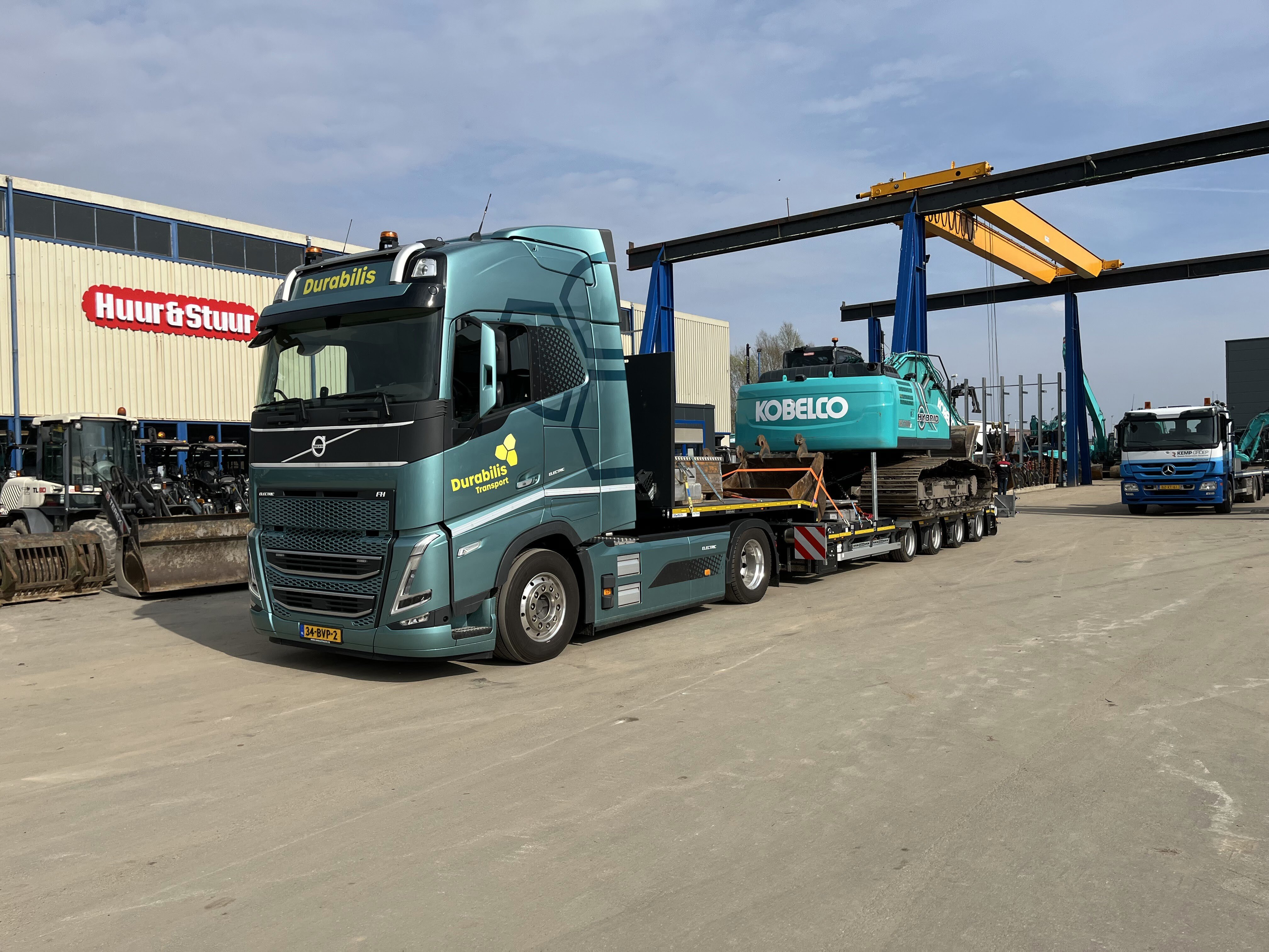 Elektrische vrachtwagen met bouwmachine (7)