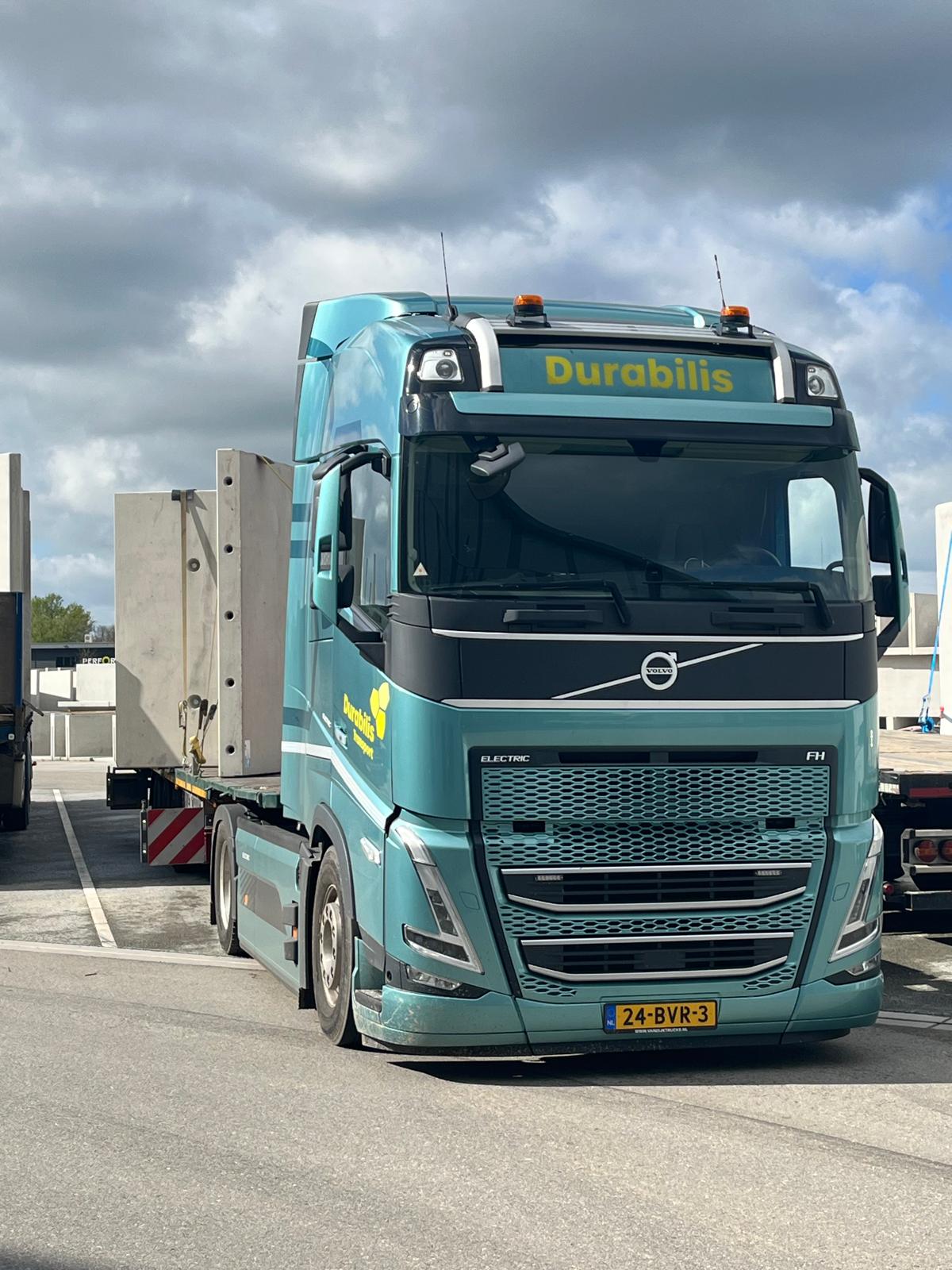 Elektrische vrachtwagen met bouwmateriaal