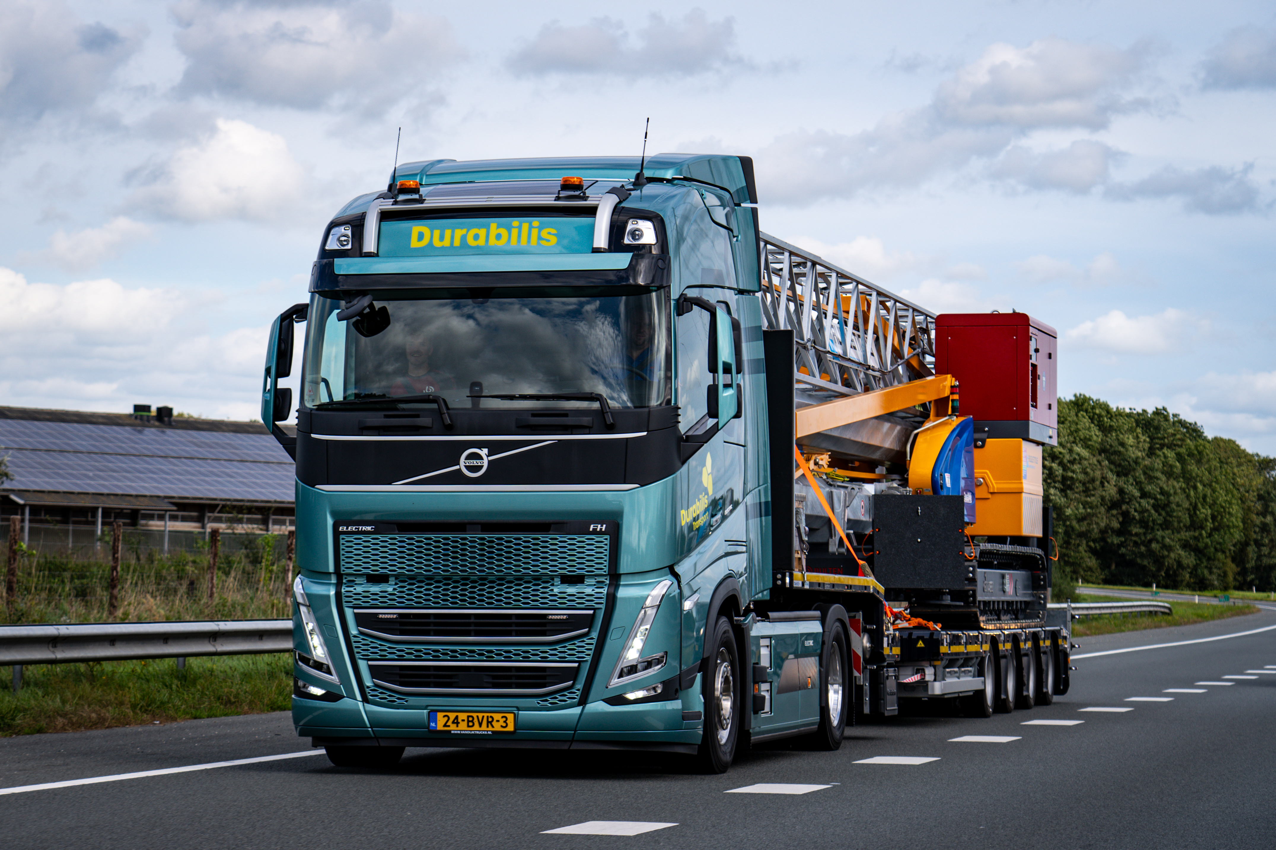 Elektrische vrachtwagen onderweg snelweg