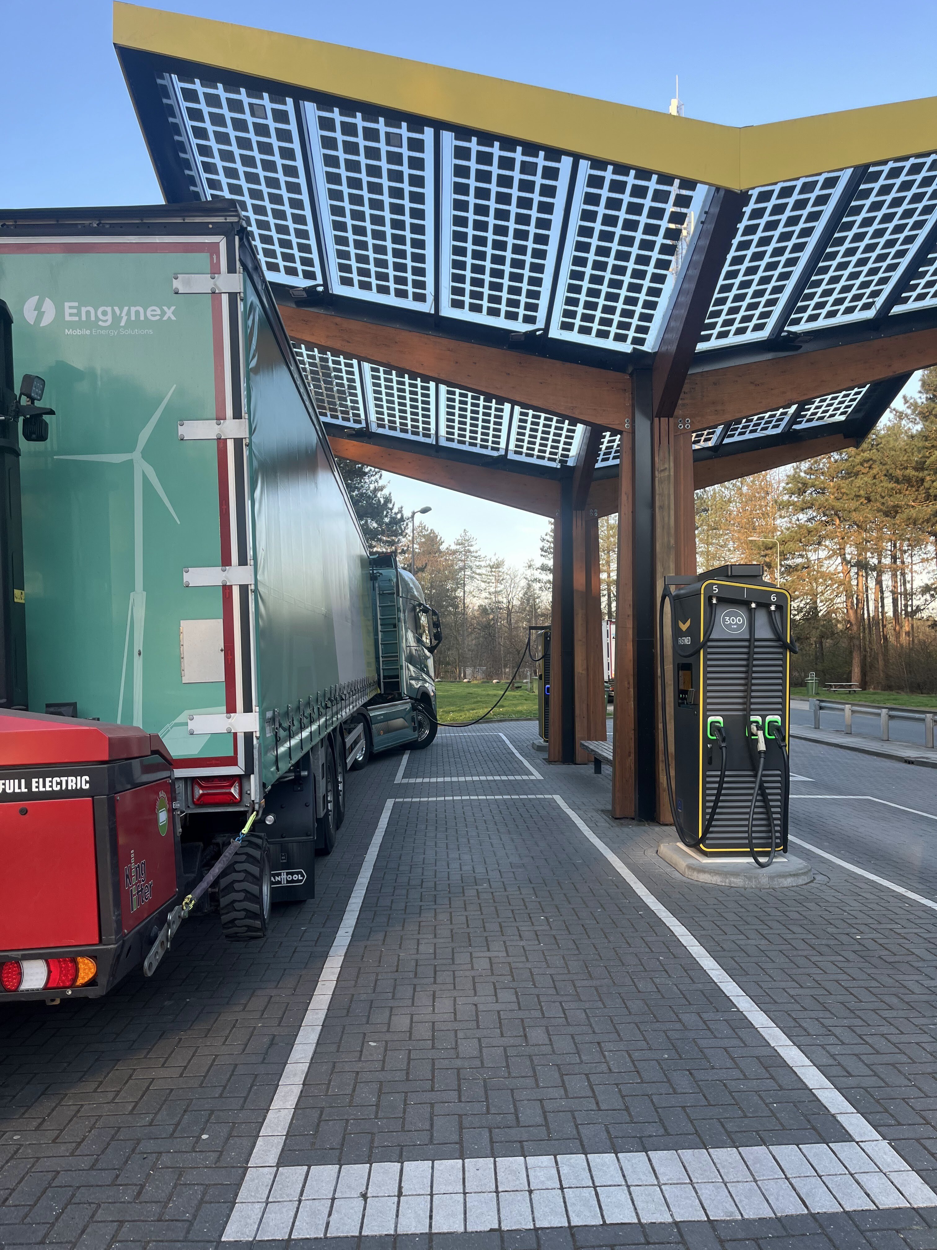 Opladen elektrische vrachtwagen achterkant