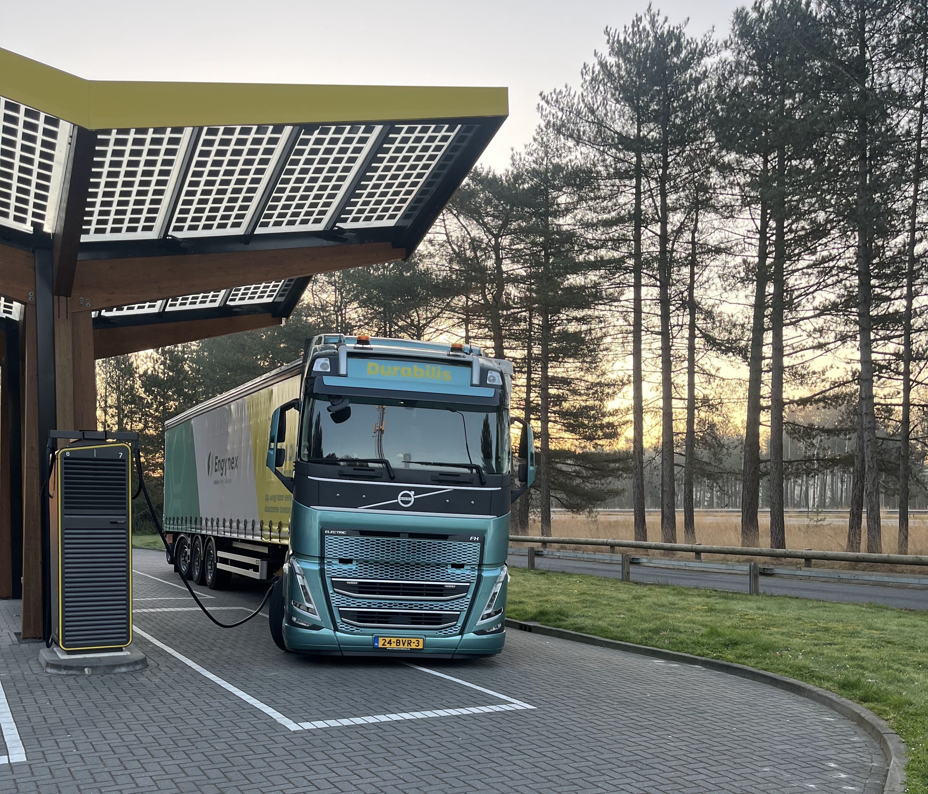 Opladen elektrische vrachtwagen voorkant-1