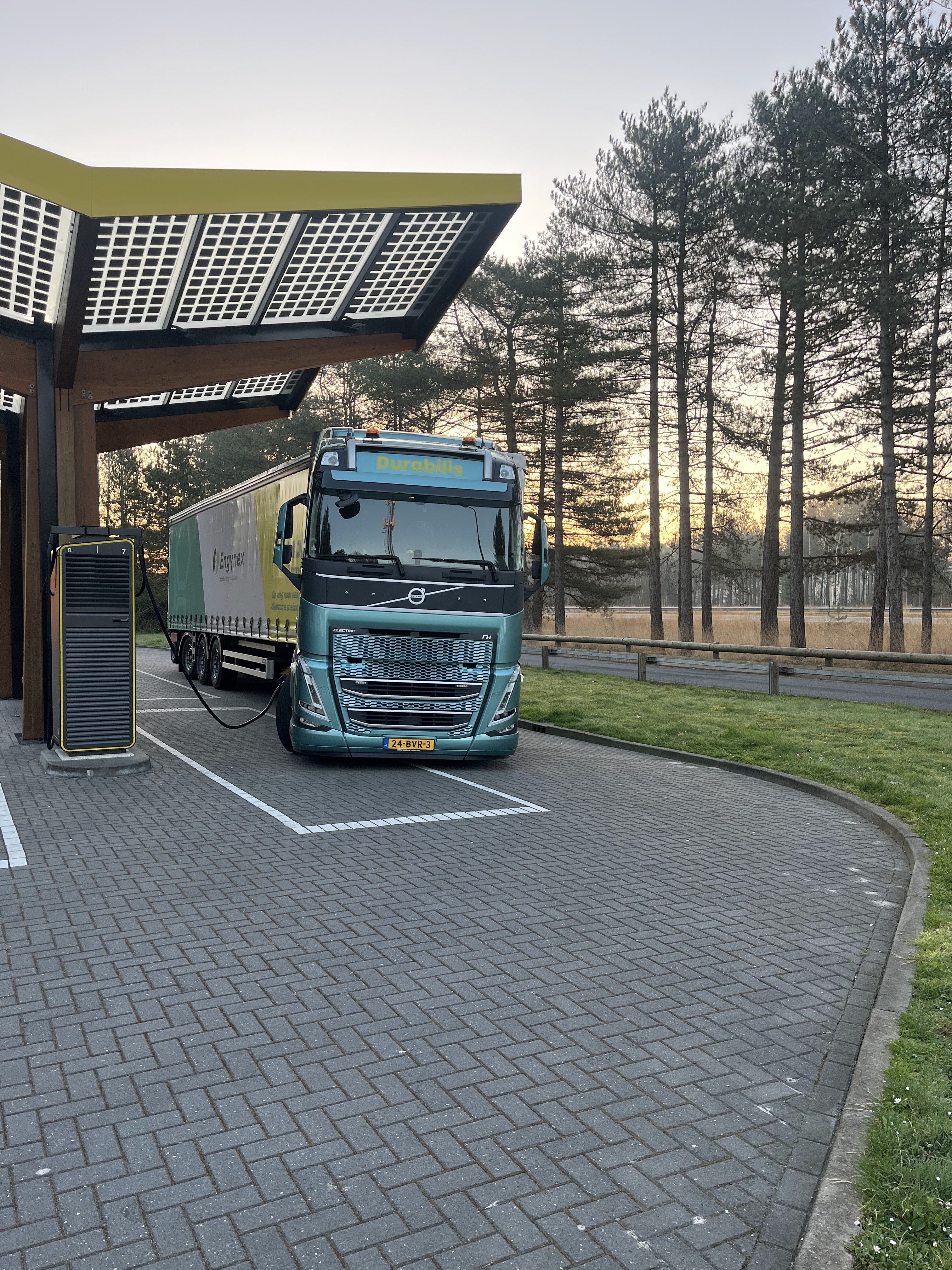 Opladen elektrische vrachtwagen voorkant