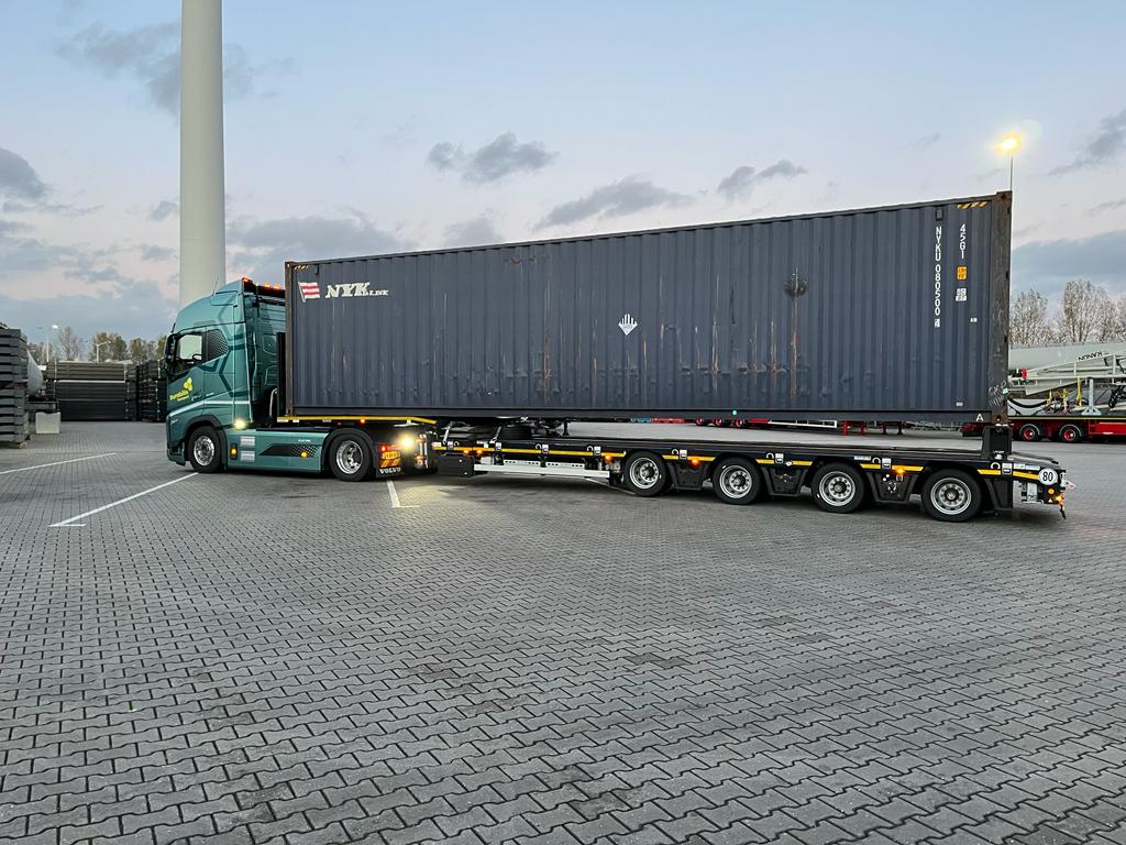 Transport van een grote zeecontainer