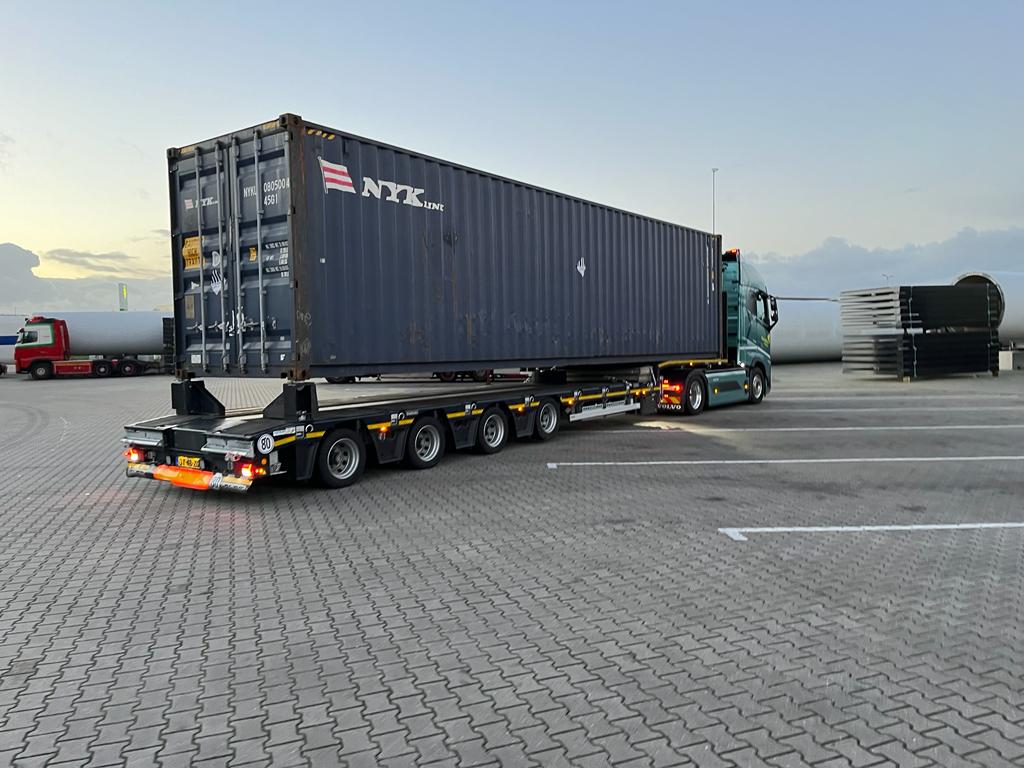 Transport van een grote zeecontainer