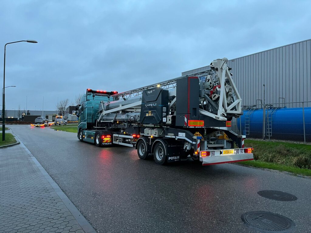 Electrisch transport van een mobiele kraan